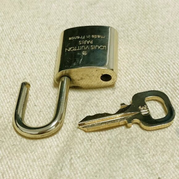 LOUIS VUITTON LV 10 SET PADLOCK KEY CHARM CADENA GOLD-PLATED FRANCE - Picture 3 of 4